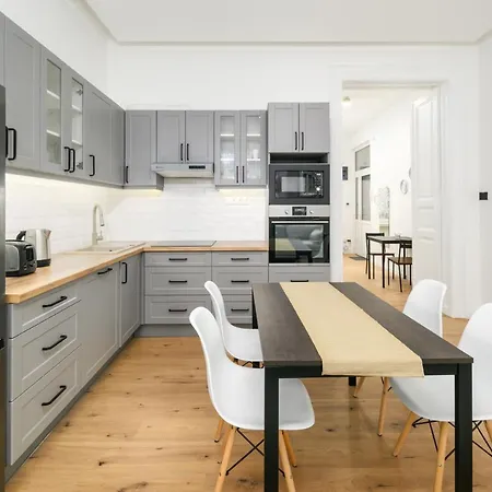 Modern Penthouse In A Century Old Building- 2 Br- Ac * Budapest