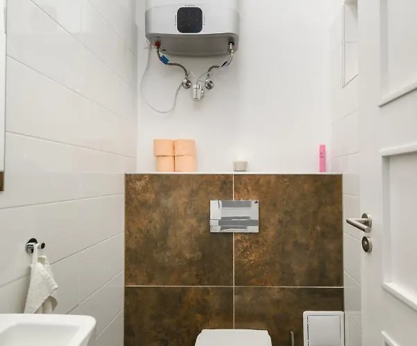 Modern Penthouse In A Century Old Building- 2 Br- Ac * Budapest